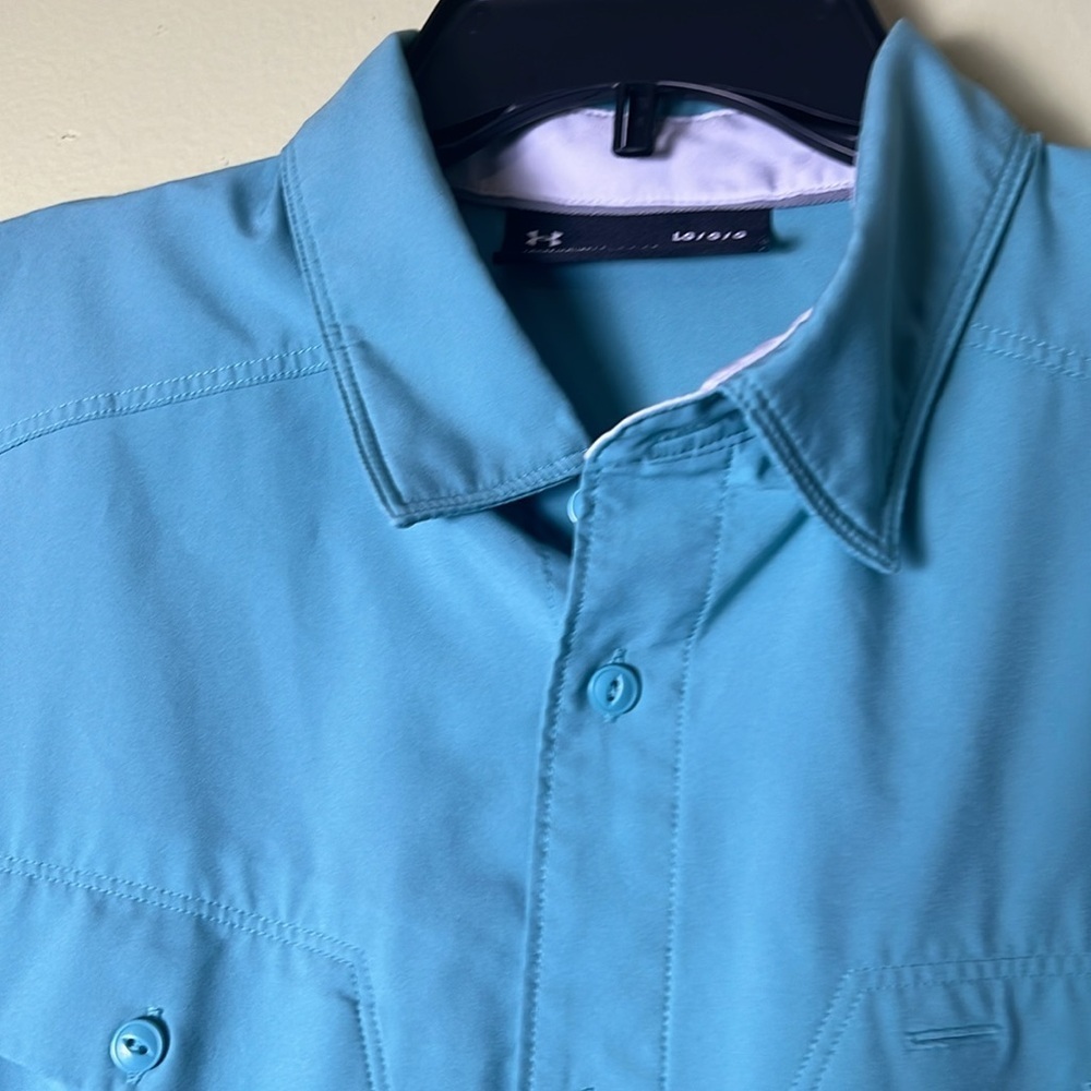 Under Armour sleek Men's button down short sleeve, Blue Shirt. - Picture 3 of 6
